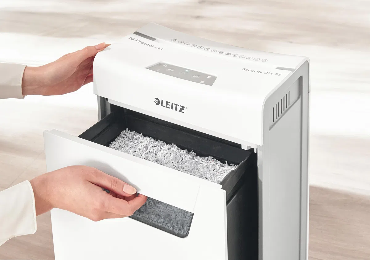 Leitz Déchiqueteuse de papier IQ 4M Premium P5 pour bureau et maison, microcut, 4 feuilles, poubelle 14 l, très silencieuse/compacte, série Protect, blanche, 80940000, 1 unité