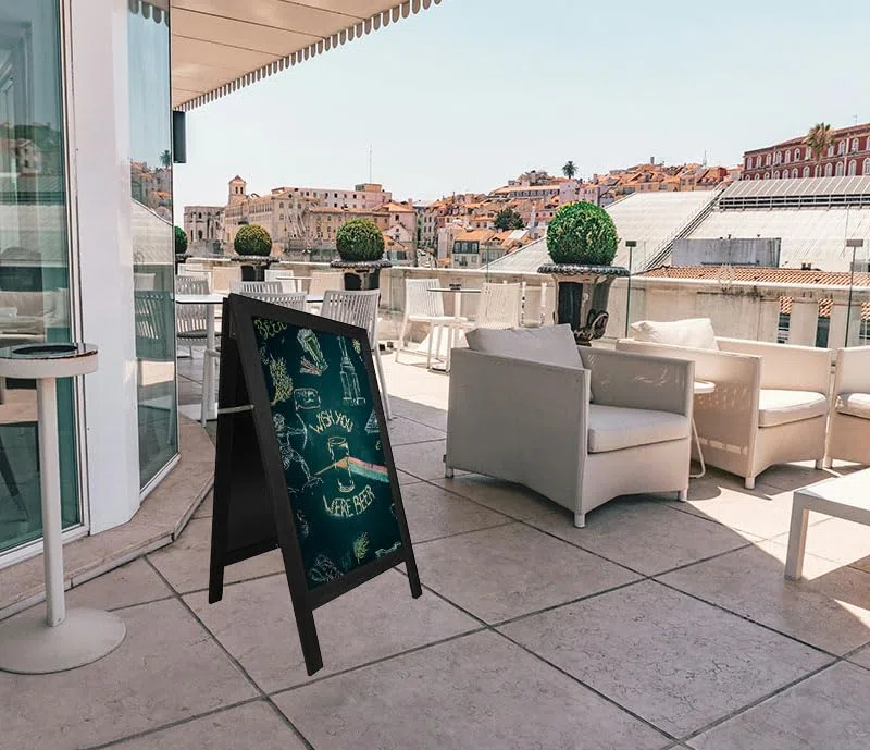 Chevalet stop trottoir avec cadre bois couleur noir dimensions 127 x 75 cm