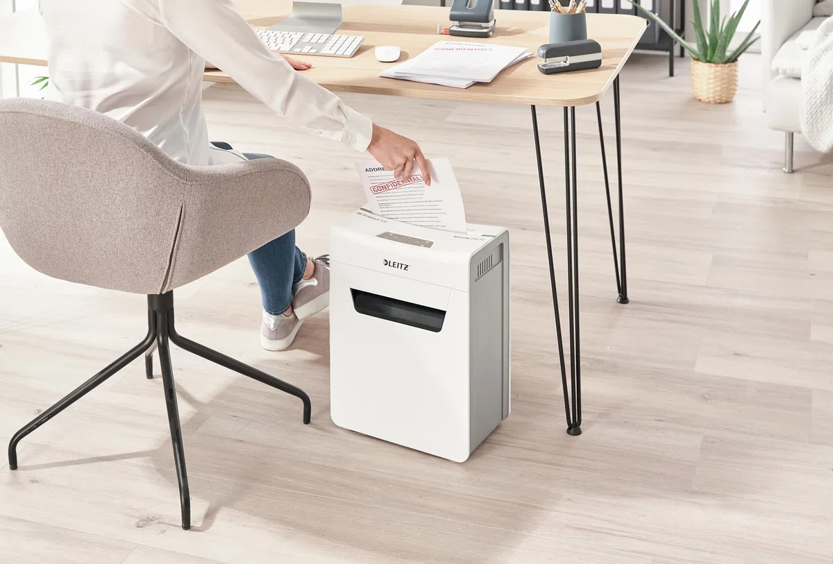 Leitz Déchiqueteuse de papier IQ 4M Premium P5 pour bureau et maison, microcut, 4 feuilles, poubelle 14 l, très silencieuse/compacte, série Protect, blanche, 80940000, 1 unité